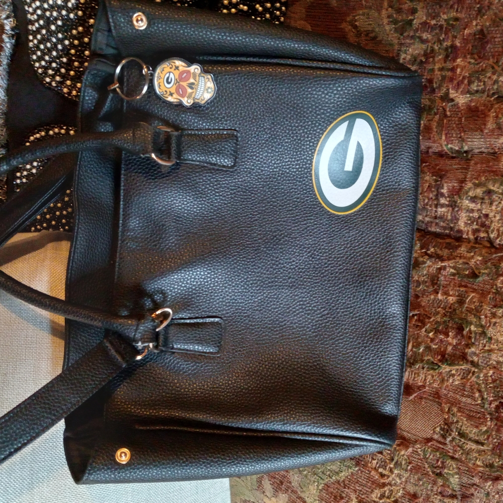 Sophisticated Black Leather Shoulder Bag with Structured Design